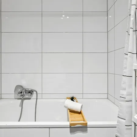 Apartment Mit 2 Einzelbetten Und Balkon *